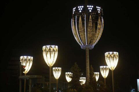 میدان امام حسین (ع) با ۱۴ اِلمان لوستر نوری زیباسازی شد المان نوری میدان امام حسین(ع)