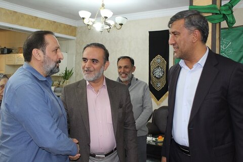 دیدار با خانواده شهیدان موسوی و برپایی میزخدمت در منطقه ۷ شهرداری کرج منطقه 7