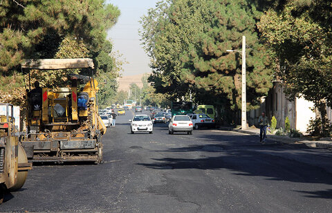 اجرای عملیات مکانیزه آسفالت خیابان دکتر معین در فاز ۵ مهرشهر آسفالت عمران