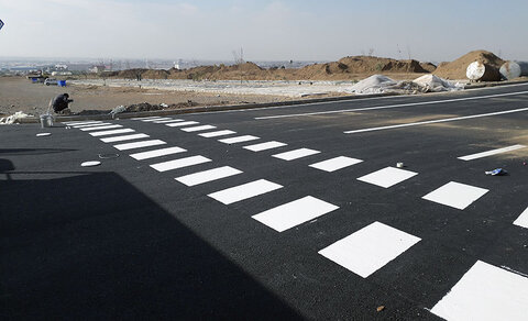 خط کشی محوری و رنگ آمیزی بلوک عابر پیاده در آرامستان بهشت سکینه (س) خط کشی آرامستان