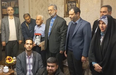 جمعآوری وصایای شهدا برای انتقال ارزشهای دفاع مقدس به نسل آینده ضروری است دیار با خانواده شهید خواجوی - کراپشده
