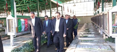 مزار شهدا چهارصد دستگاه در منطقه ۹ کرج گلباران شد 9