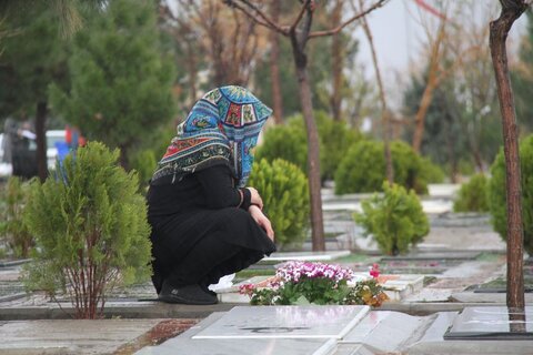 بهشت سکینه(س) آماده میزبانی از زائران اهل قبور/ برودت هوا مانع حضور شهروندان نشد پنج شنبه آخر سال 1401