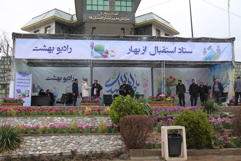 حاشیهنگاری ۵ شنبه آخر سال در بهشت سکینه(س) / باران بهاری طراوت را به آرامستان هدیه داد پنج شنبه آخر سال