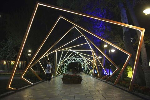 بازی نورها در نهمین جشنواره لالههای کرج نورپردازی جشنواره لاله ها
