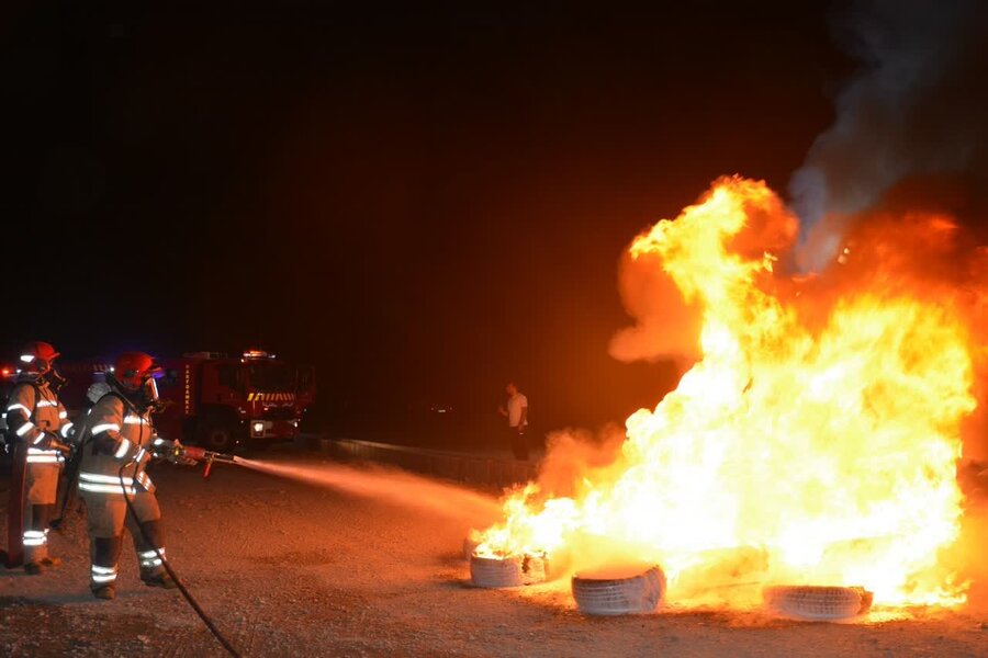 مانور عملیاتی آتشنشانان کرج در آزادراه همت