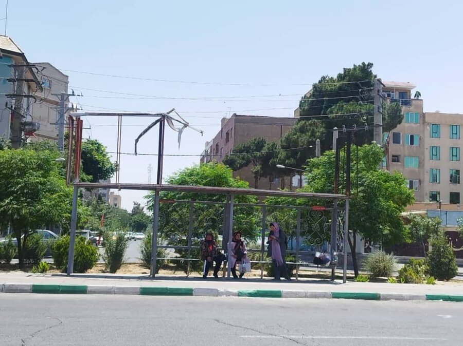 ایستگاههای اتوبوس در خور و شاًن شهروندان عزیز نیست