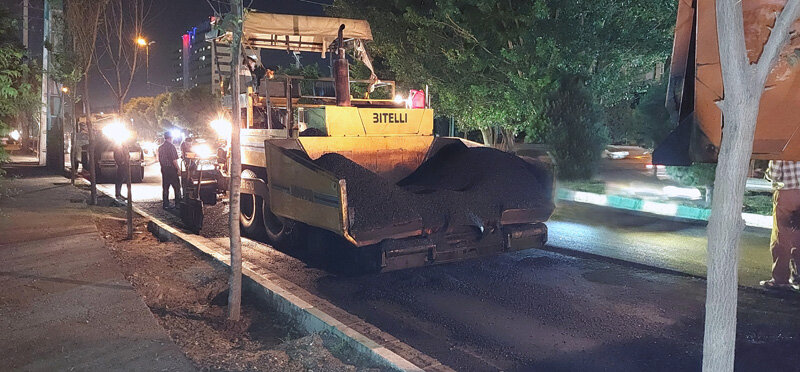 توزیع مکانیزه ۴۶۰۰ تن آسفالت در بلوار ارم مهرشهر