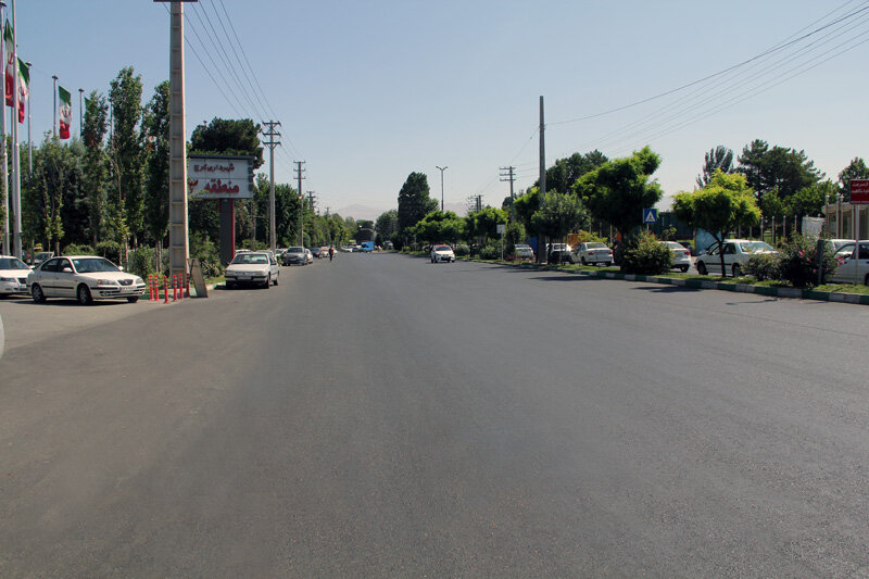 توزیع مکانیزه ۴۶۰۰ تن آسفالت در بلوار ارم مهرشهر