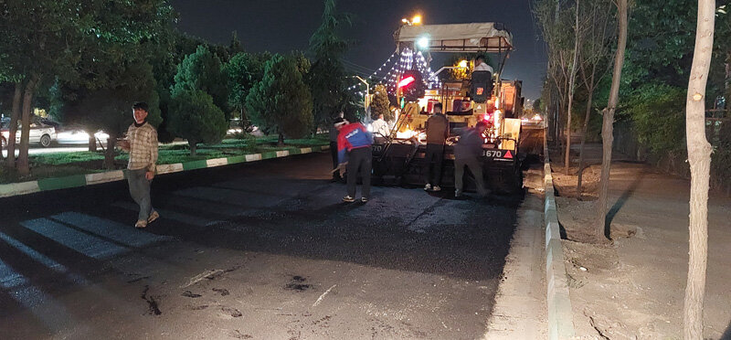 توزیع مکانیزه ۴۶۰۰ تن آسفالت در بلوار ارم مهرشهر