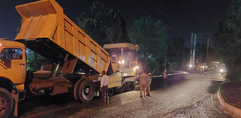 توزیع مکانیزه ۴۶۰۰ تن آسفالت در بلوار ارم مهرشهر