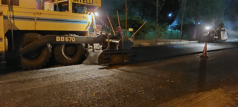 توزیع مکانیزه ۴۶۰۰ تن آسفالت در بلوار ارم مهرشهر