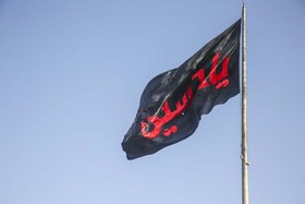 اهتزاز اَبَر پرچم عزای امام حسین(ع) در میدان جمهوری کرج