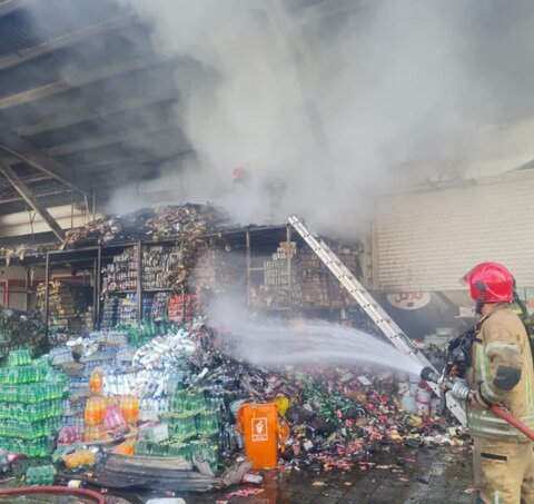 اطفای حریق گسترده انبار مواد غذایی در کرج اطفا آتش انبار مواد غذایی