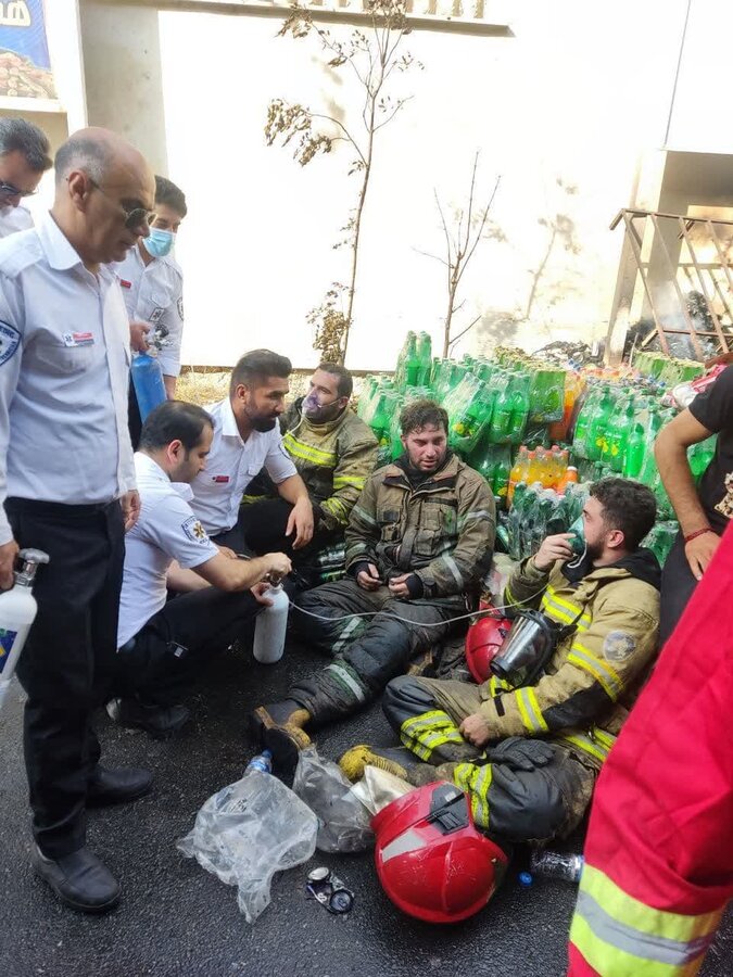 اطفای حریق گسترده انبار مواد غذایی در کرج