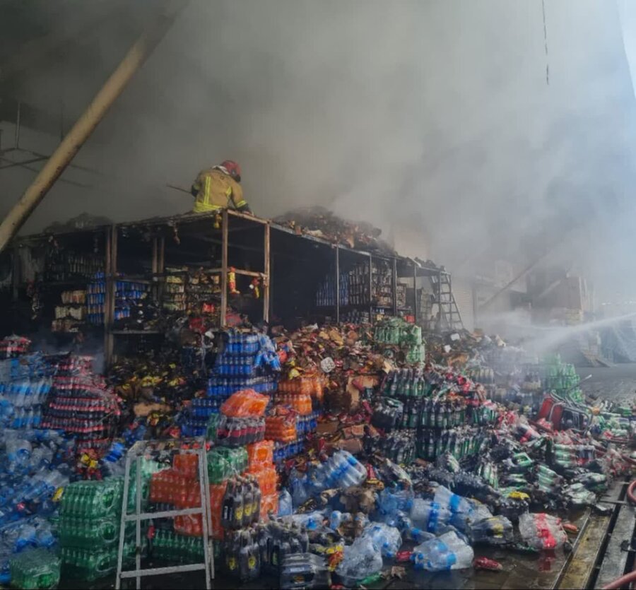 اطفای حریق گسترده انبار مواد غذایی در کرج