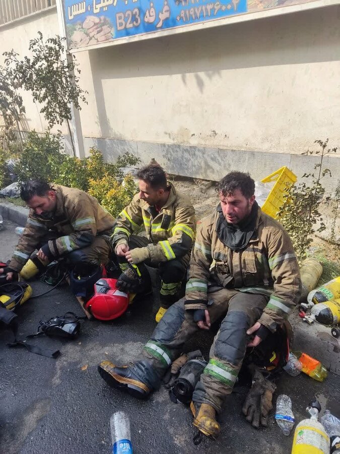 اطفای حریق گسترده انبار مواد غذایی در کرج