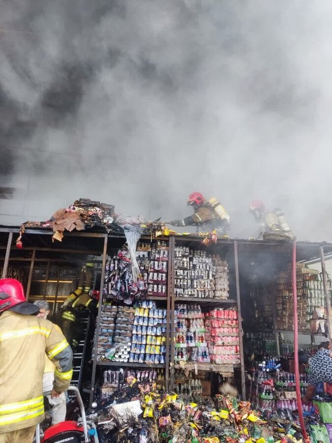 اطفای حریق گسترده انبار مواد غذایی در کرج