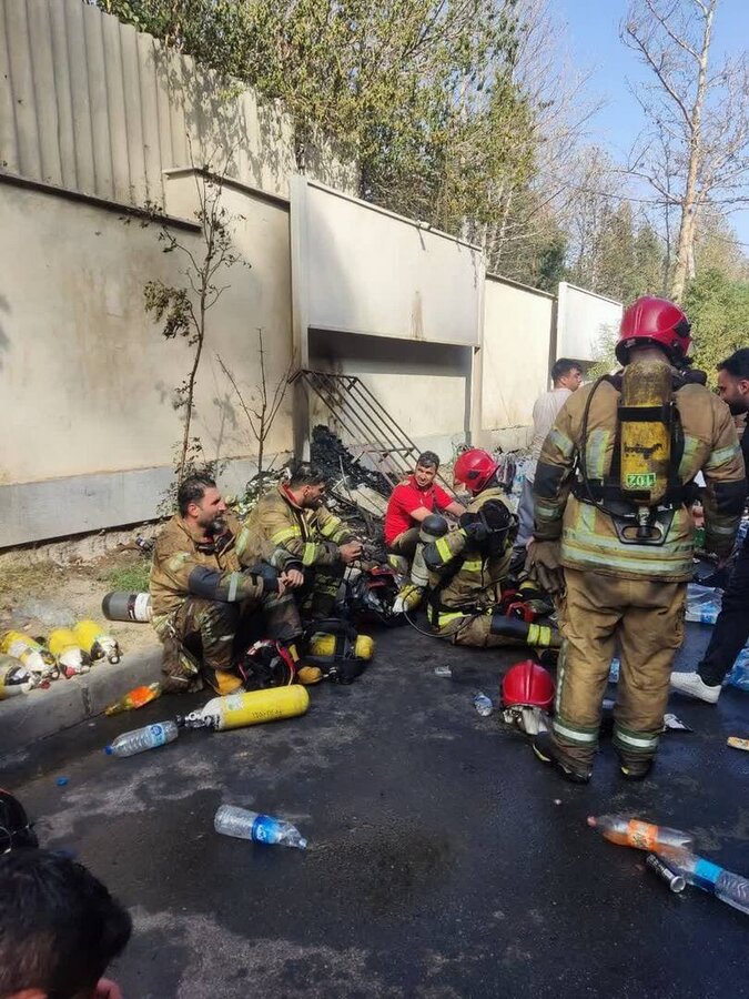 اطفای حریق گسترده انبار مواد غذایی در کرج