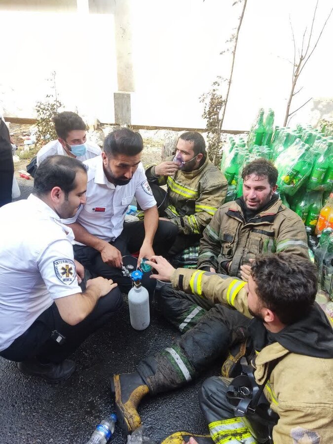 اطفای حریق گسترده انبار مواد غذایی در کرج