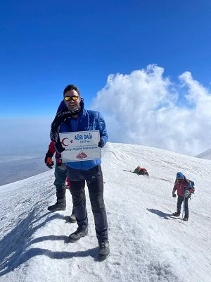 پرچم شهرداری کرج بر فراز آرارات به اهتزاز درآمد/ فتح قله توسط ورزشکار مدیریت شهری