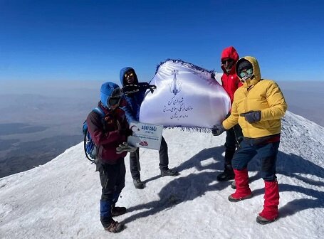 پرچم شهرداری کرج بر فراز آرارات به اهتزاز درآمد/ فتح قله توسط ورزشکار مدیریت شهری