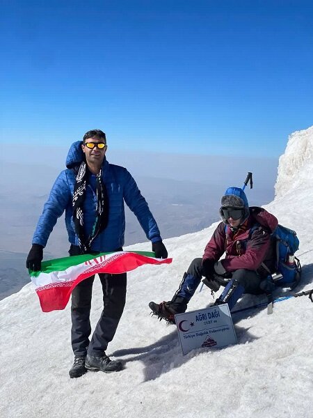 پرچم شهرداری کرج بر فراز آرارات به اهتزاز درآمد/ فتح قله توسط ورزشکار مدیریت شهری