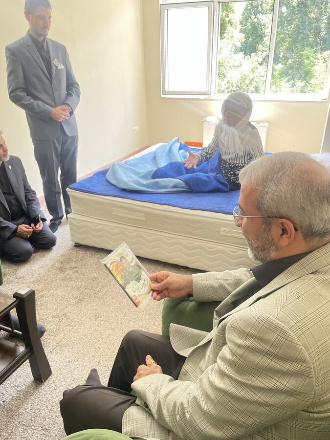 شهردار کرج با خانواده شهید علیرضا قبادی دیدار کرد