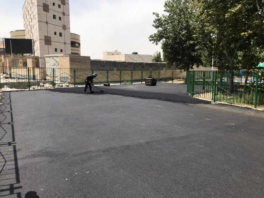 اجرای عملیات آسفالت زمین ورزشی روباز در بوستان جهان