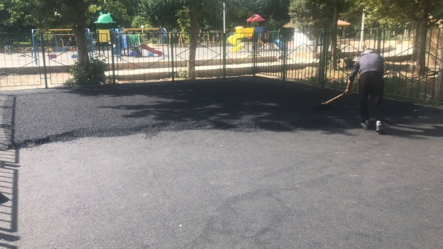 اجرای عملیات آسفالت زمین ورزشی روباز در بوستان جهان