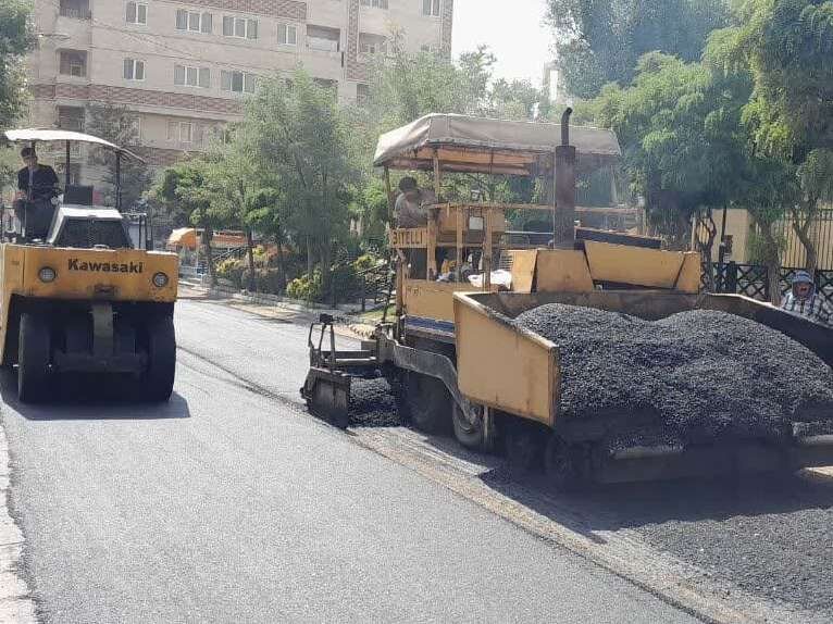 عملیات تراش و روکش مکانیزه آسفالت معابر فرعی محله «بنیاد» و «بلوار ظفر» اجرایی شد