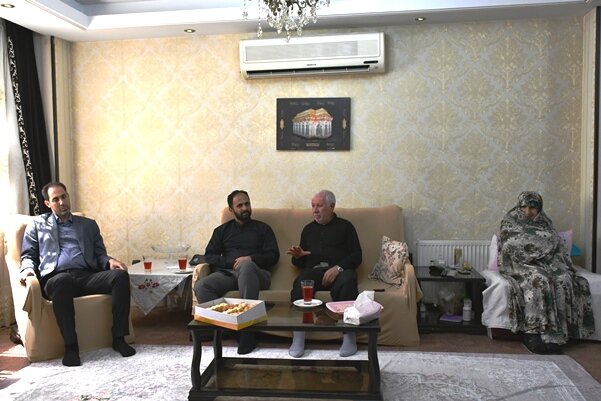دیدار مدیر منطقه ۱۰ شهرداری کرج با خانواده معظم شهید «محمد خواجوی»