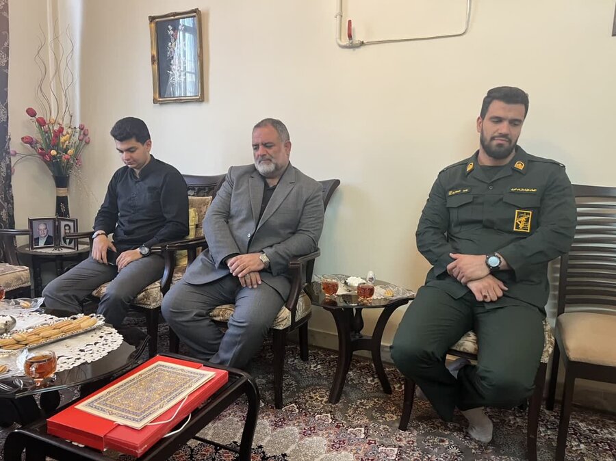 مدیر منطقه ۸ شهرداری کرج با خانواده شهید «مهدی معصومی» دیدار کرد