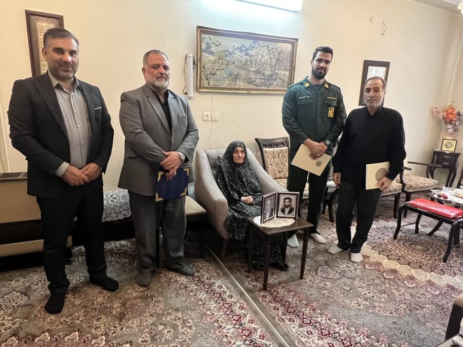 مدیر منطقه ۸ شهرداری کرج با خانواده شهید «مهدی معصومی» دیدار کرد