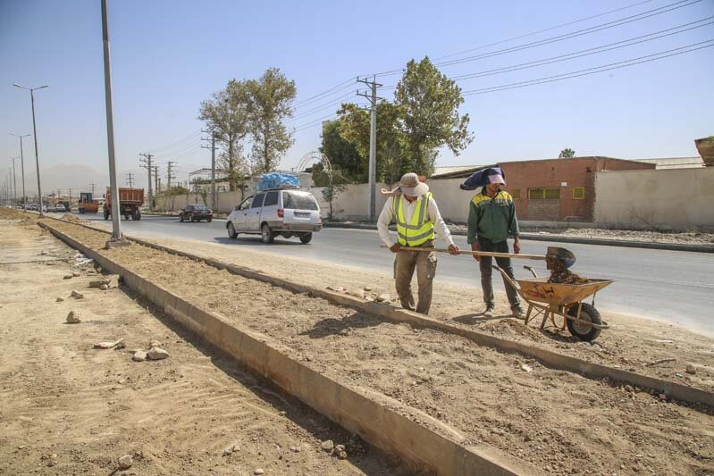 عملیات احداث فضای سبز در حاشیه جاده قزلحصار