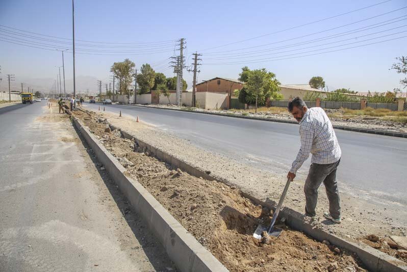 عملیات احداث فضای سبز در حاشیه جاده قزلحصار