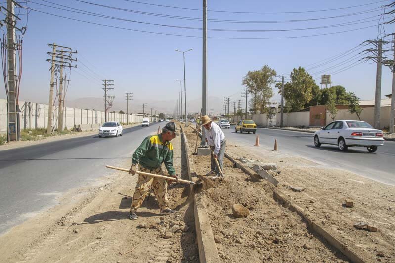 عملیات احداث فضای سبز در حاشیه جاده قزلحصار