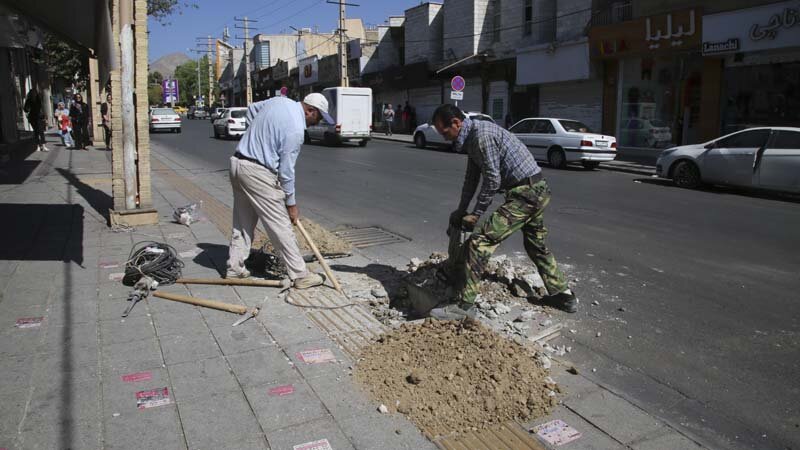 ایجاد طراوت با کاشت ۱۲۰ اصله درخت چنار در پیاده راه رجایی شهر