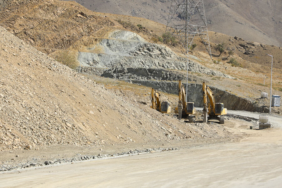 تخریب ۳۰ هزارمتر مکعب سنگ با ۵ تن مواد منفجره