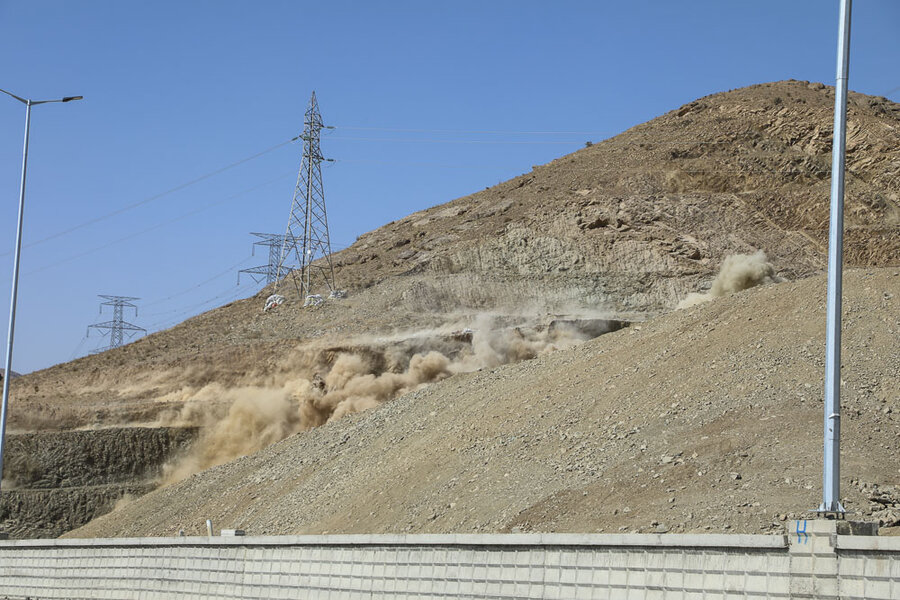 تخریب ۳۰ هزارمتر مکعب سنگ با ۵ تن مواد منفجره