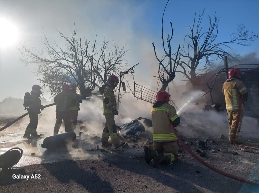مهار آتش سوزی کارگاه غیرمجاز شارژ گاز LPG در جاده محمدشهر