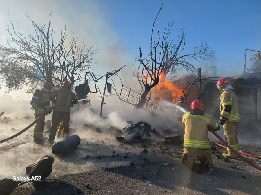 مهار آتش سوزی کارگاه غیرمجاز شارژ گاز LPG در جاده محمدشهر