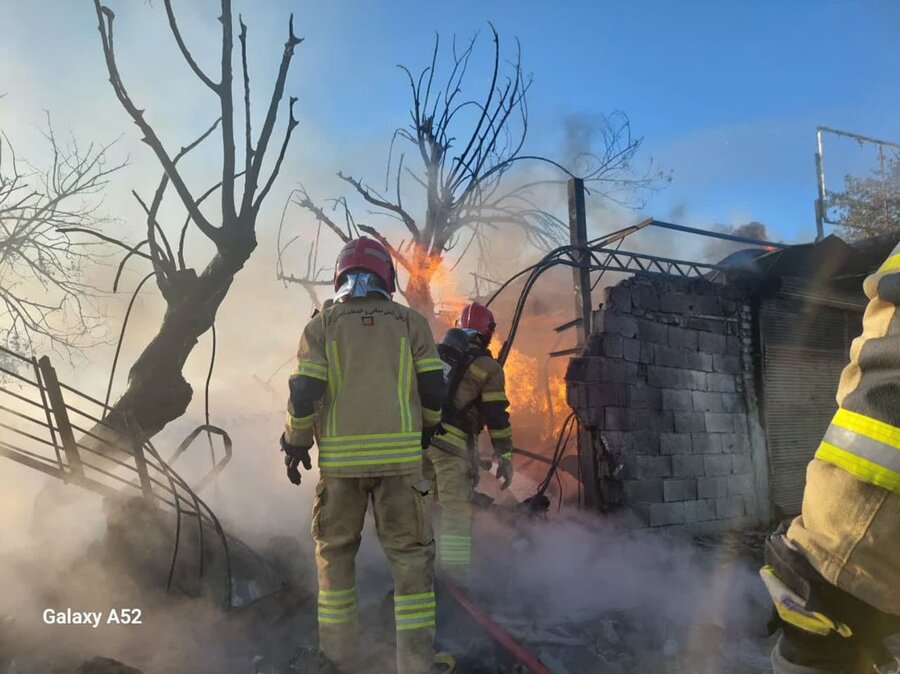 مهار آتش سوزی کارگاه غیرمجاز شارژ گاز LPG در جاده محمدشهر