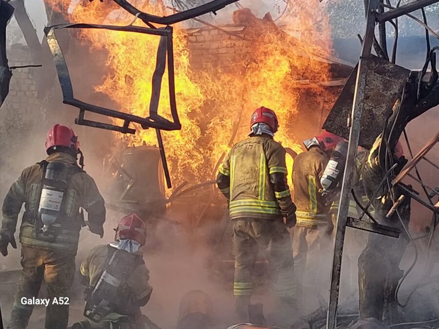 مهار آتش سوزی کارگاه غیرمجاز شارژ گاز LPG در جاده محمدشهر