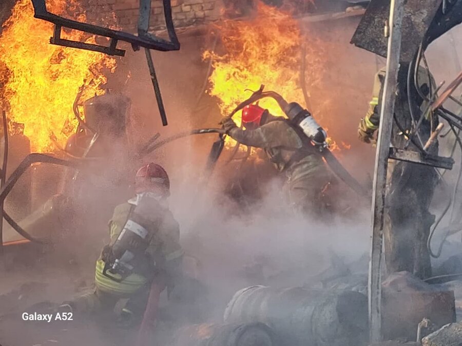 مهار آتش سوزی کارگاه غیرمجاز شارژ گاز LPG در جاده محمدشهر