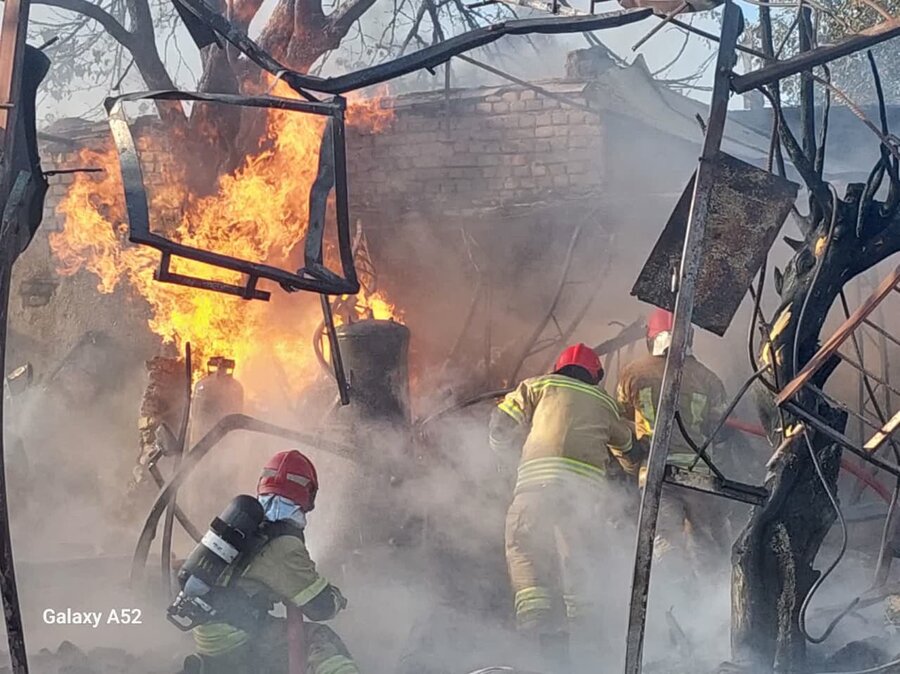 مهار آتش سوزی کارگاه غیرمجاز شارژ گاز LPG در جاده محمدشهر
