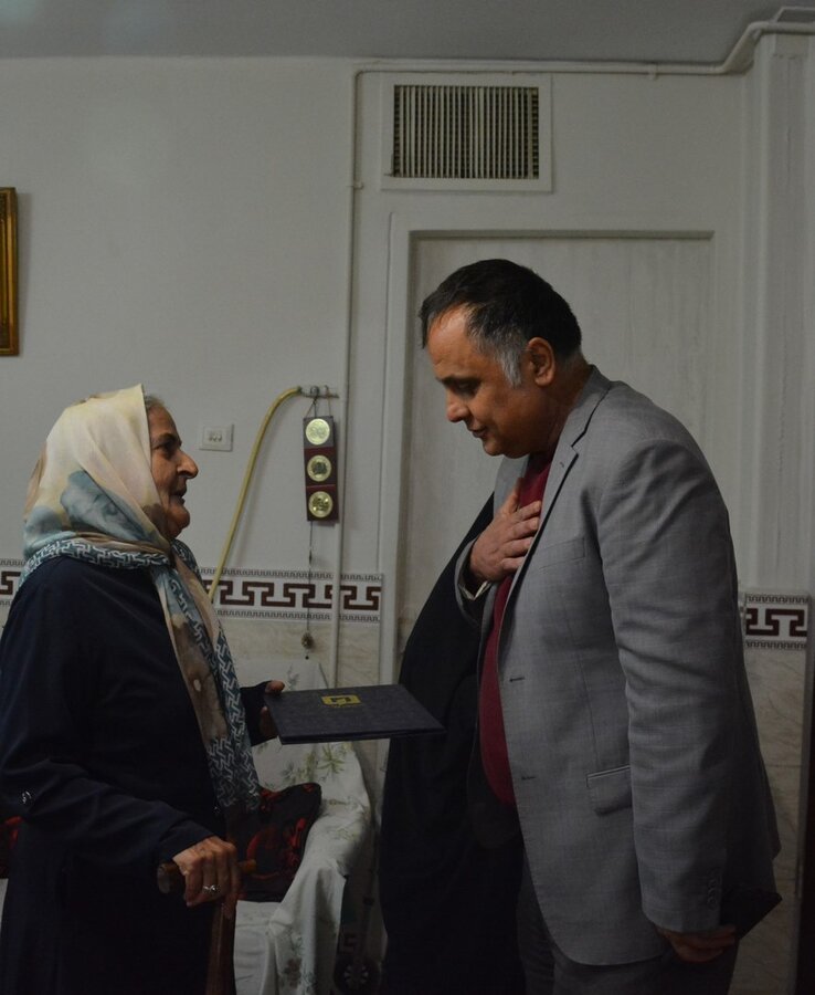 دیدار رئیس سازمان آتش‌نشانی کرج با خانواده شهید «خردمند»