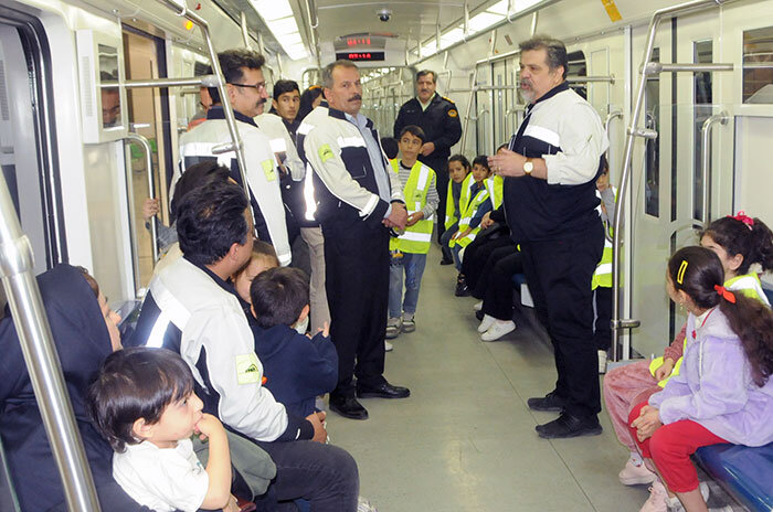 حضور اولین همیاران مترو در قطار شهری کرج