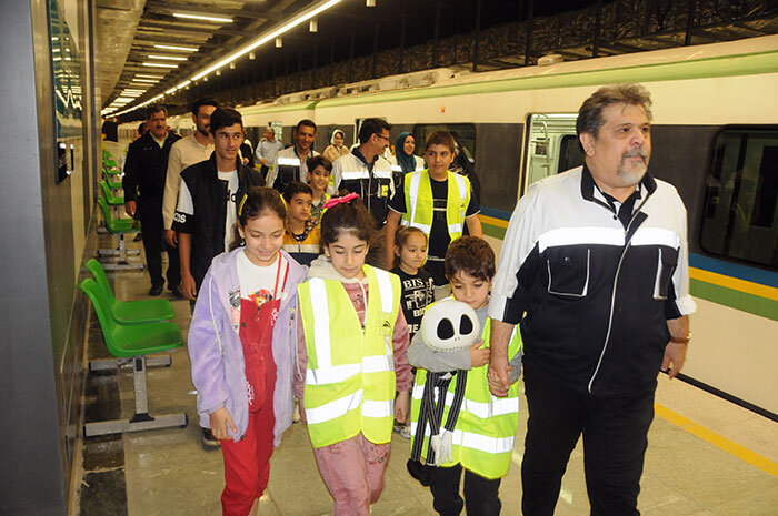 حضور اولین همیاران مترو در قطار شهری کرج