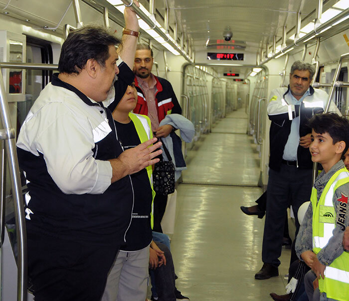 حضور اولین همیاران مترو در قطار شهری کرج